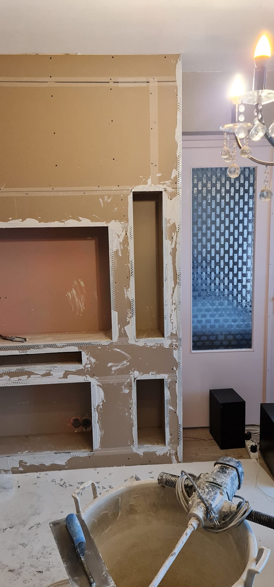 Strak gestucte TV-wand met nissen 2